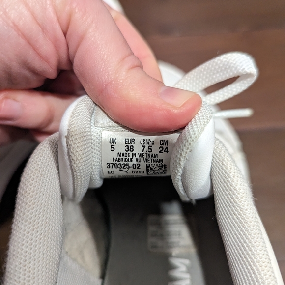 Women's Puma soft foam shoes white color size 7.5 - Picture 2 of 4